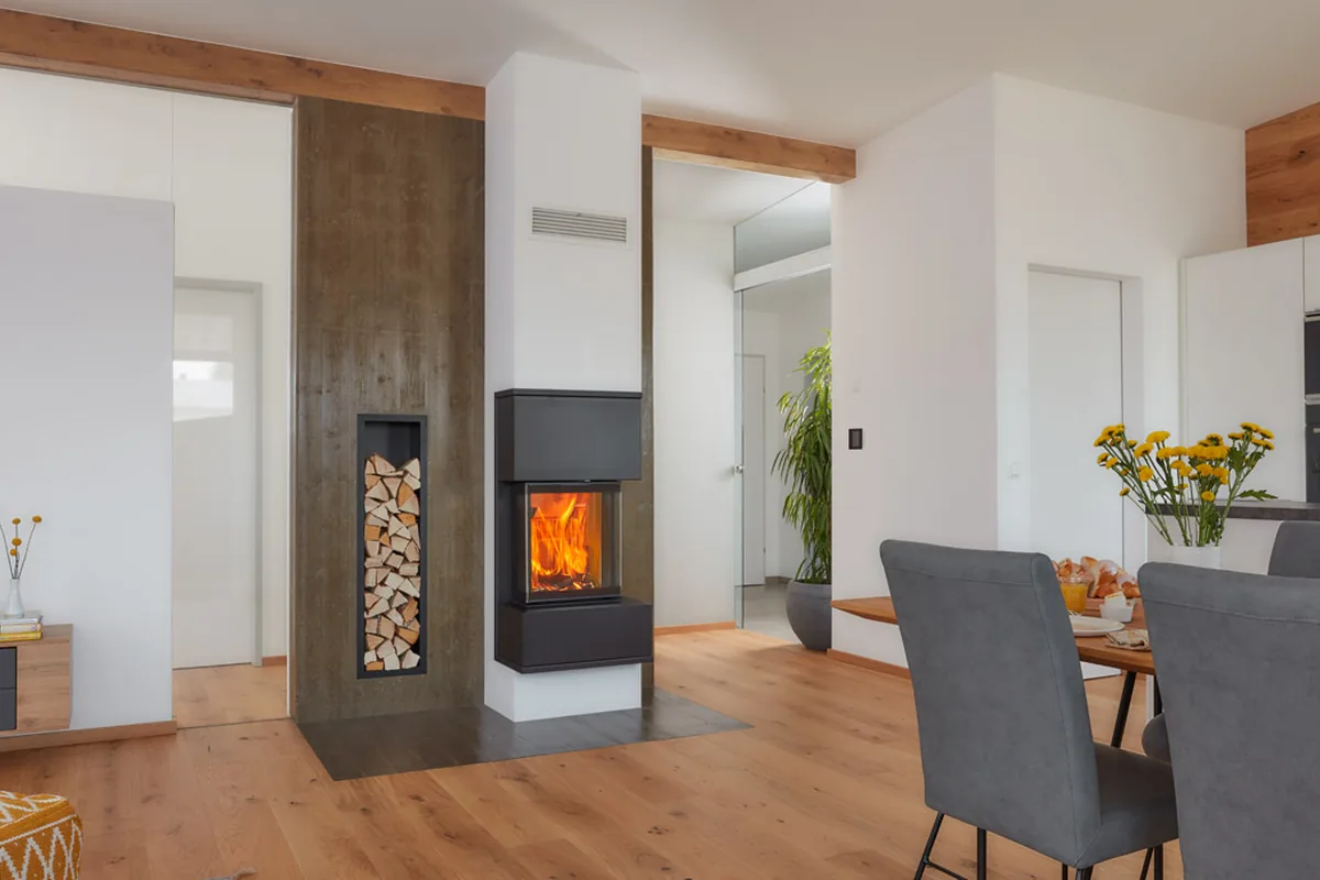 Wohnraum mit Kaminofen und angrenzendem Essbereich