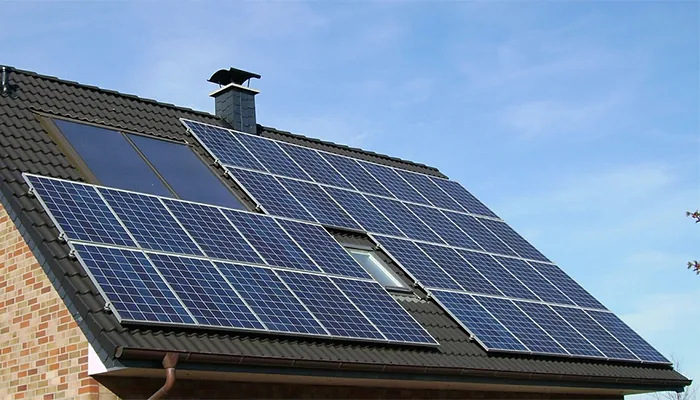 Fotovoltaikmodule auf dem Ziegeldach eines Einfamilienhauses