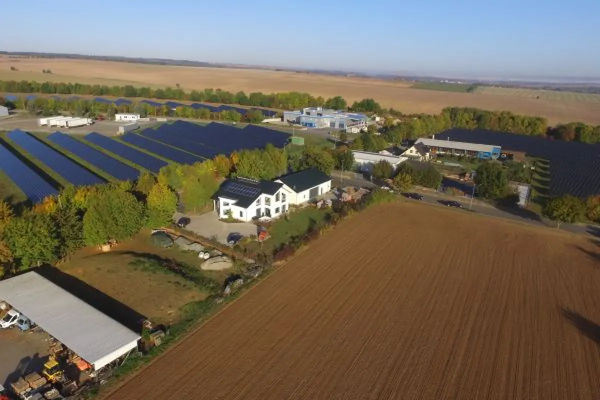 Luftaufnahme eines Wohngebiets mit angrenzendem Solarpark
