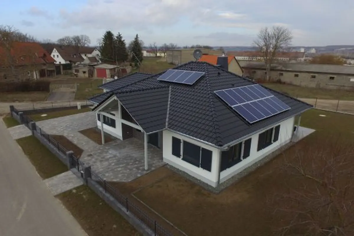 Luftaufnahme eines Bungalows mit Photovoltaik