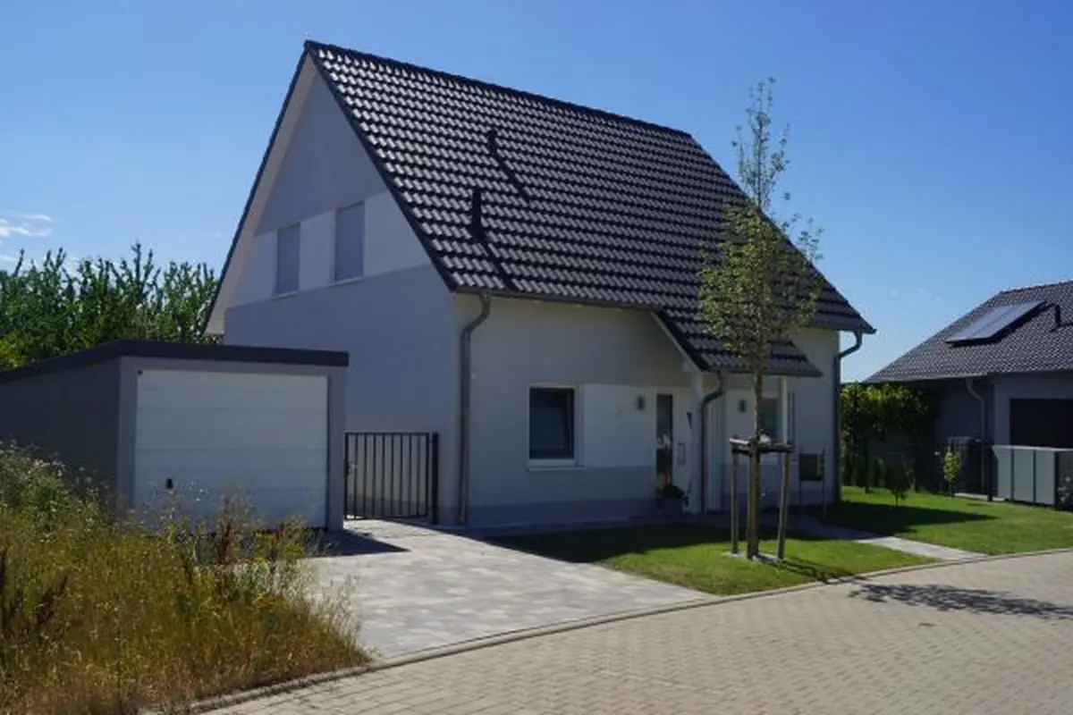 Einfamilienhaus Minore mit Satteldach und Garage